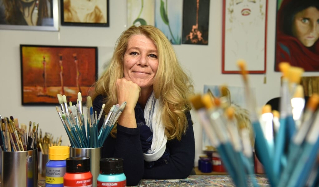 Karina Wijnen in haar atelier. In Artishock stapt ze zaterdagavond met een Pop-Art-serie uit haar comfortzone.