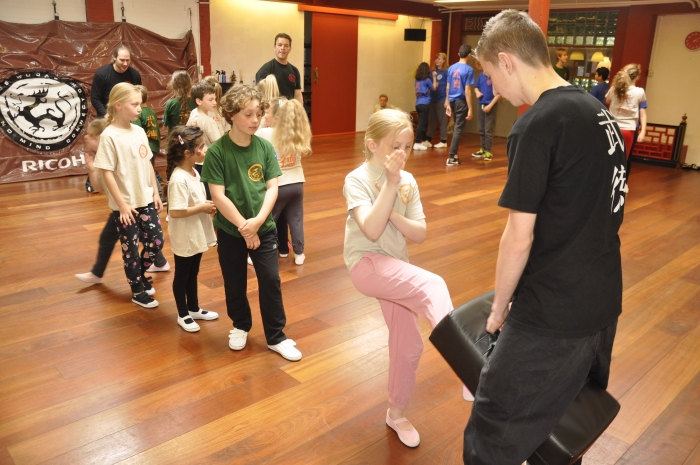 Kinderen in actie tijdens een les Wu Dae