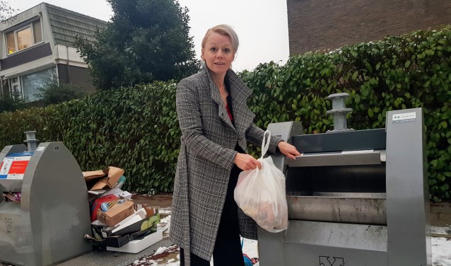 Wethouder Floor Gordon neemt maatregelen om plaatsen van afval naast containers tegen te gaan.