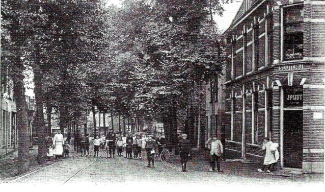 Rechts slijterij-café Pijst op de hoek van de Raadhuisstraat en Kerklaan.