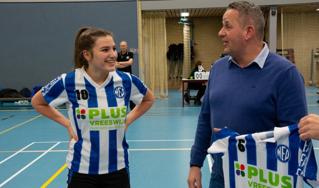 Paul Vreeswijk overhandigt symbolisch het nieuwe shirt aan Elsa van den Eijnde van de A1
