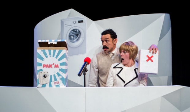 <p>Pak'M: Presentatoren vechten in een tv-studio om aandacht en vooral de microfoon. </p>