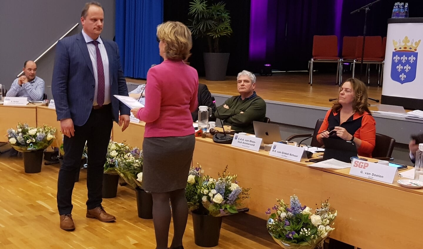 De beëdiging van GBS-raadslid Jan van de Fliert door burgemeester Corry van Rhee.