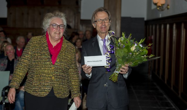 Jaap Verschoor ontvangt de Minerva Cultuurprijs uit handen van Annelies van Bruinessen