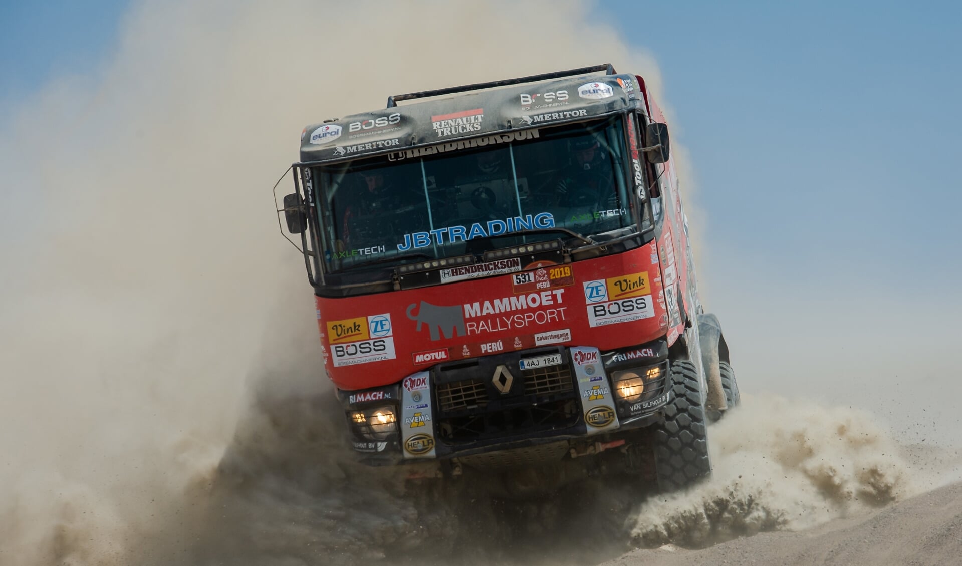 Het team van Mammoet Rallysport kiest voor zekerheid om Janus van Kasteren naar de finish te brengen. 