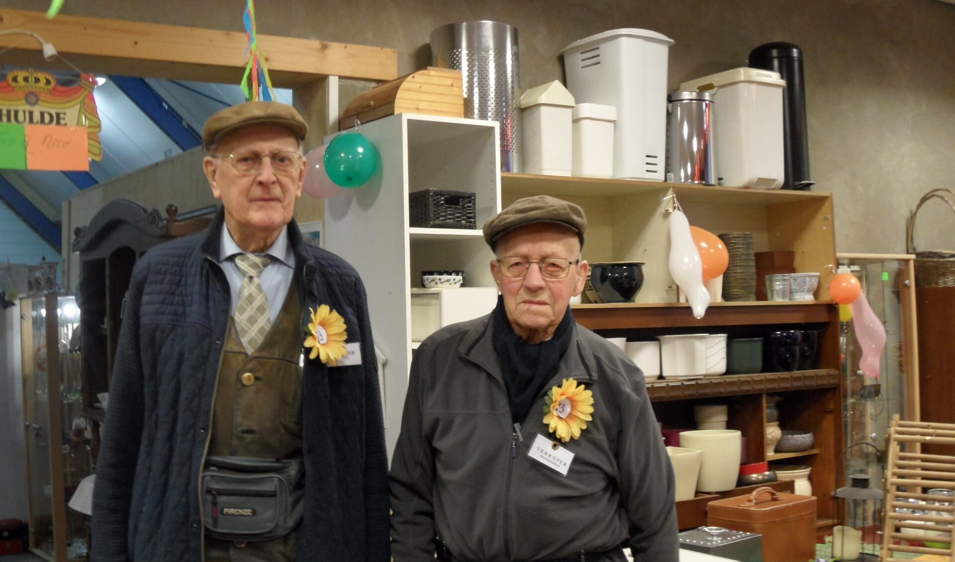 Nico Broerse en Teus Bleijenberg, twee bekende gezichten van 'De Snuffelschuur' nemen afscheid van hun vrijwilligerswerk.
