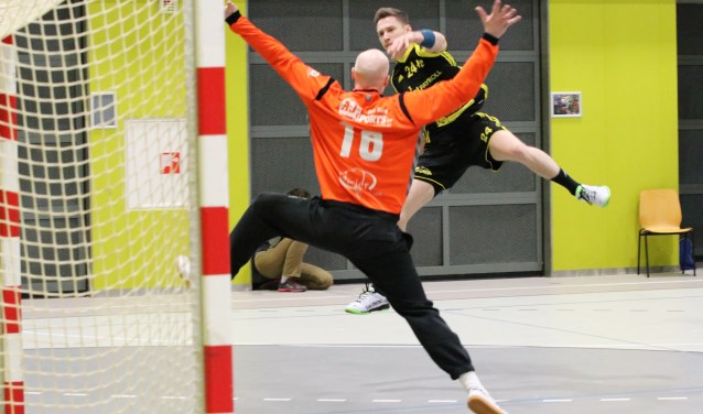 Tobias Marx springt met bal voor de keeper van Hellas en maakt het koelbloedig af.