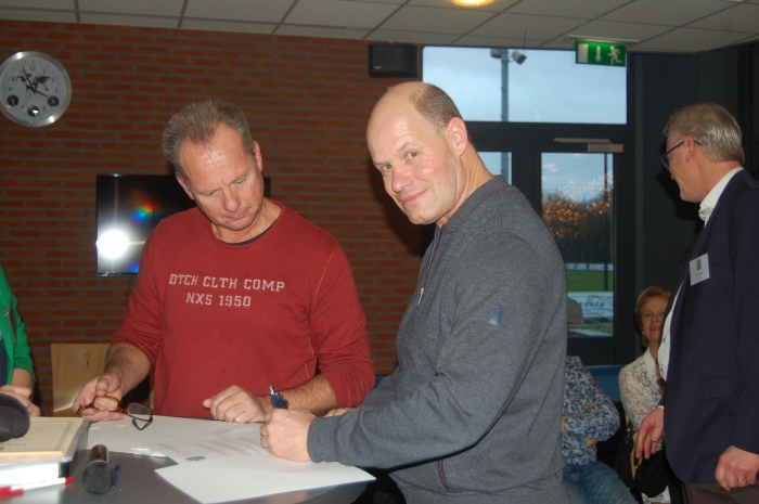 Tekenen van het contract tijdens de nieuwjaarsreceptie