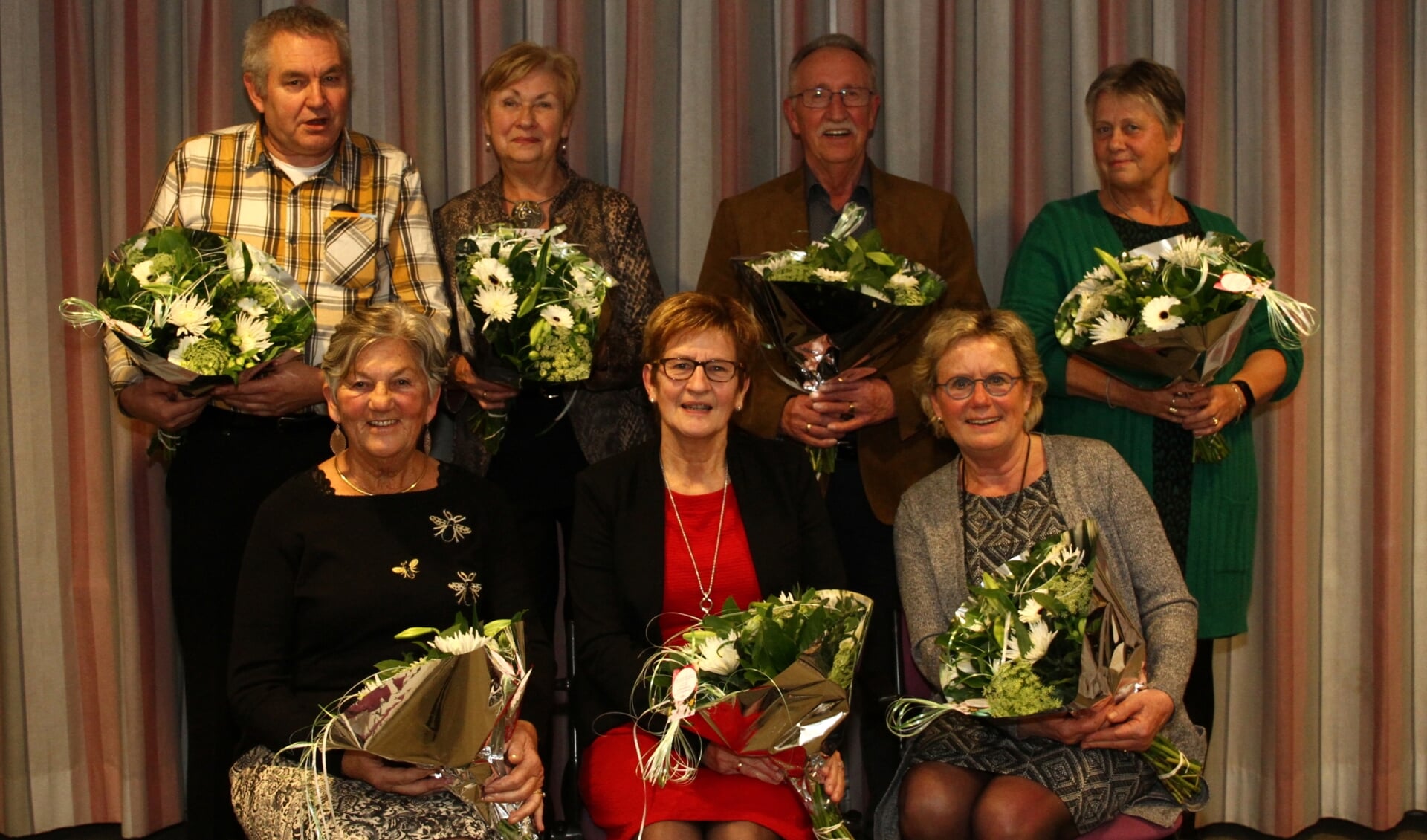 Op de foto de jubilarissen v.l.n.r. Peter Stitselaar (45 jr.) Corry van Maanen (25 jr.), Kees van Maanen (25 jr.), Janneke van de Kamp (40 jr.), zittend v.l.n.r. Petra van de Kamp (45 jr.), Eefje van Meerveld (40 jr.) en Corrie van Norden (40 jr.).
