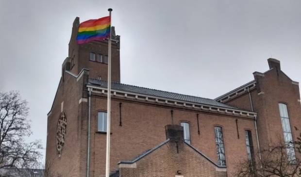 De Arboretumkerk heeft de regenboogvlag uithangen. 