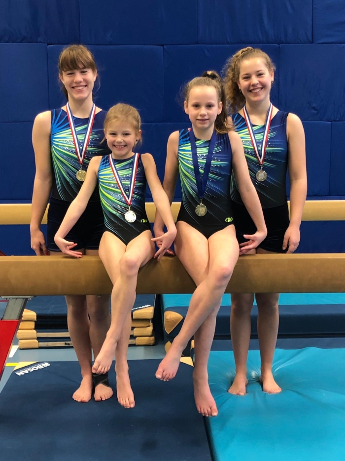Lisanne, Paula, Charissa en Romy met hun welverdiende medaille