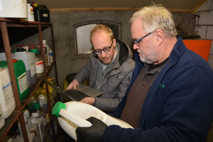 Teler en adviseur controleren de middelenkast.