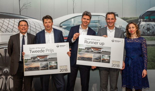 Kees en Sjaak Nieuwendijk (midden) van Renault Nieuwendijk.