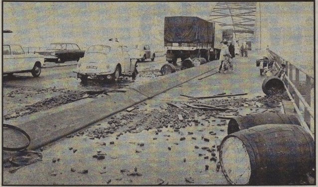 Augurken op de Merwedebrug na een botsing.