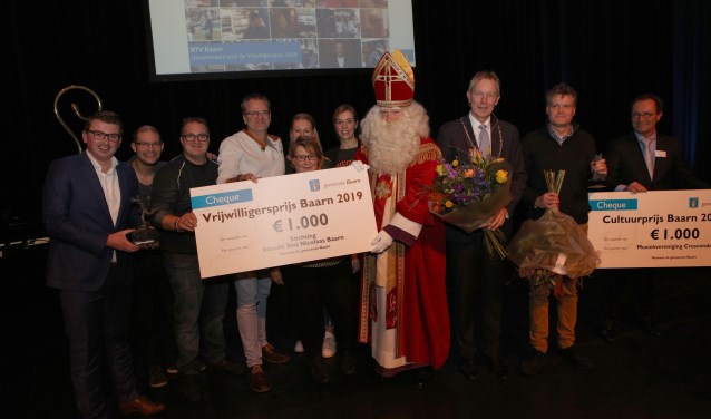 De winnaars met de prijzen.