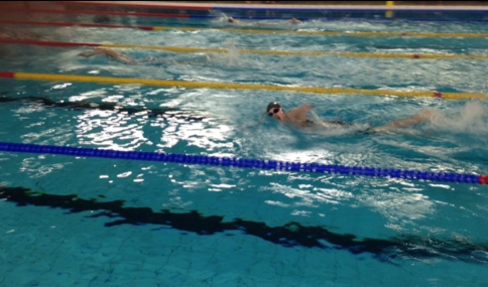Een zwemmer van Z & PC Triton Putten op de vrije slag