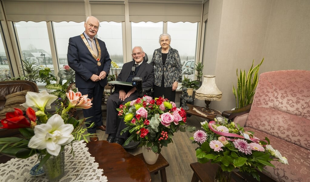 Arie en Gerrie Weerheim kregen vanmorgen bezoek van burgemeester Asje van Dijk.