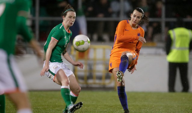Renate Jansen in actie namens de Oranje Leeuwinnen tijdens het WK-kwalificatieduel tegen Ierland