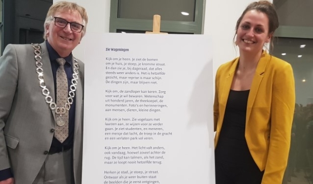 Burgemeester Geert van Rumund en stadsdichter Ivanka de Ruijter bij het gedicht 'Zie Wageningen'. (foto: Kees Stap)