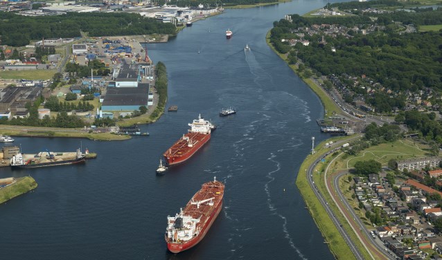 Twee tankers passeren elkaar op het Noordzeekanaal