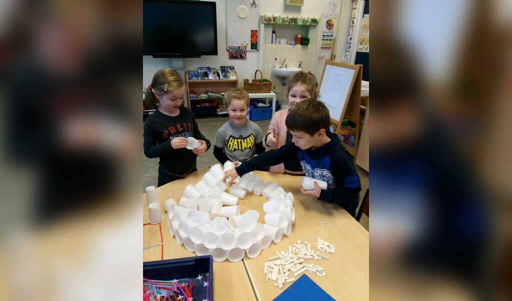  Leerlingen van groep 2 van De Koepelschool bouwen een iglo van plastic. 