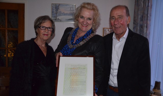 Marijke en Wim krijgen het 'boterbriefje' van loco-burgemeester Wil Kosterman