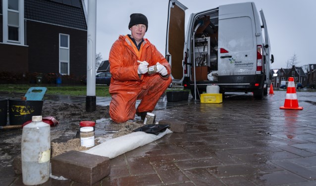 Aan de Wyandottelaan in Barneveld werden vanochtend de eerste zandmonsters genomen.
