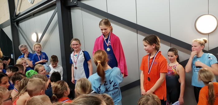 Karlijn met haar medaille op het startblok