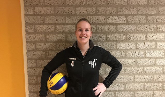 Spelverdeelster Diane Bakker van OMS, voor aanvang van de met 4-0 gewonnen wedstrijd tegen Swift'64.