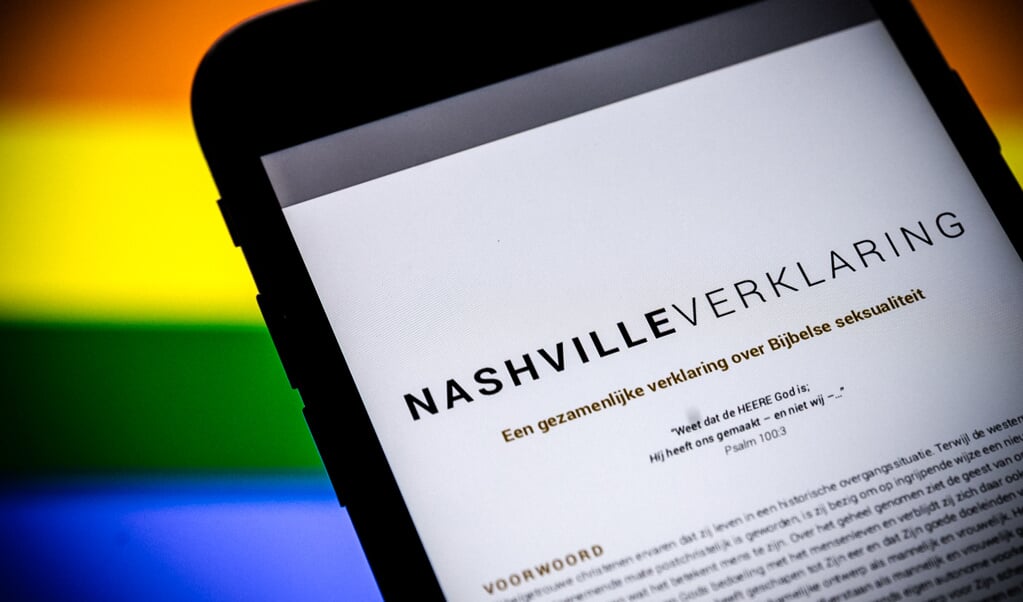 ILLUSTRATIEF - Een telefoon met daarop de website van de Nashville Statement, een verklaring waarin homoseksualiteit en transgenderisme expliciet afgewezen. Het Openbaar Ministerie gaat eventuele strafbaarheid van de verklaring onderzoeken. ANP ROB ENGELAAR