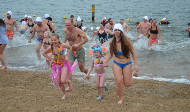 <p>Nieuwjaarsduik op GravenBol (archief 2019)</p>