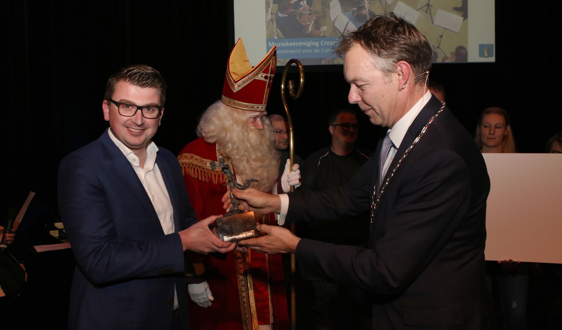 Wouter Eijbaard ontving vorig jaar de Baarnse vrijwilligersprijs uit handen van burgemeester Mart Röell voor Stichting Intocht St. Nicolaas Baarn.