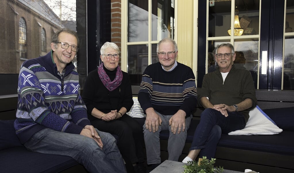 Vier oud-klasgenoten op een rijtje. Van links naar rechts: Bas van Helden, Jantien van Renselaar, Jan van Ginkel en Gerard van de Veen.