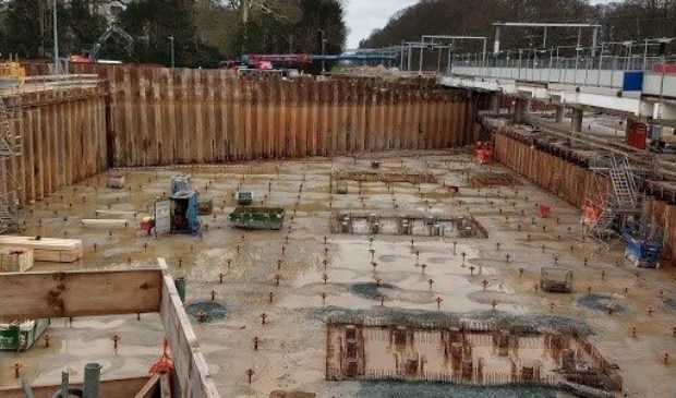 De toekomstige fietsenkelder, nu nog slechts de bodem van de betonnen bak.