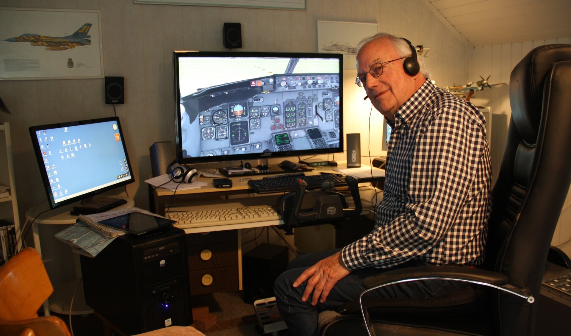 Achter de simulator kan Joris Kniep oefenen en vertrouwd raken met situaties op en rond vliegvelden in binnen- en buitenland. Het is soms niet van echt te onderscheiden.