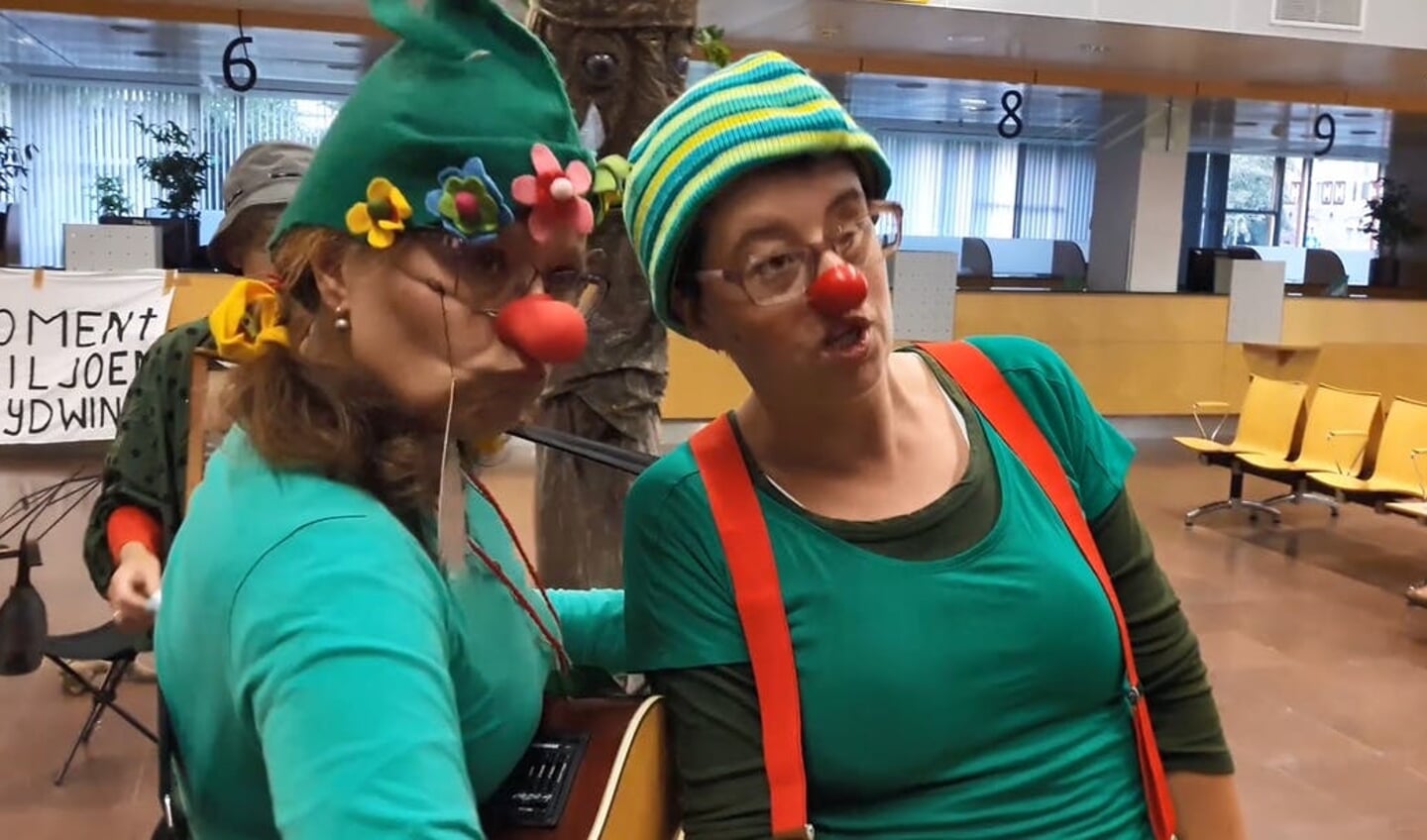Tegenstanders demonstreerden met 'Greeny Clowns' in het stadhuis. 