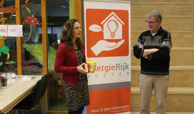 Bij de opening kreeg wethouder Hilde de Groot een 'slim metertje' van adviseur Bart Verhagen