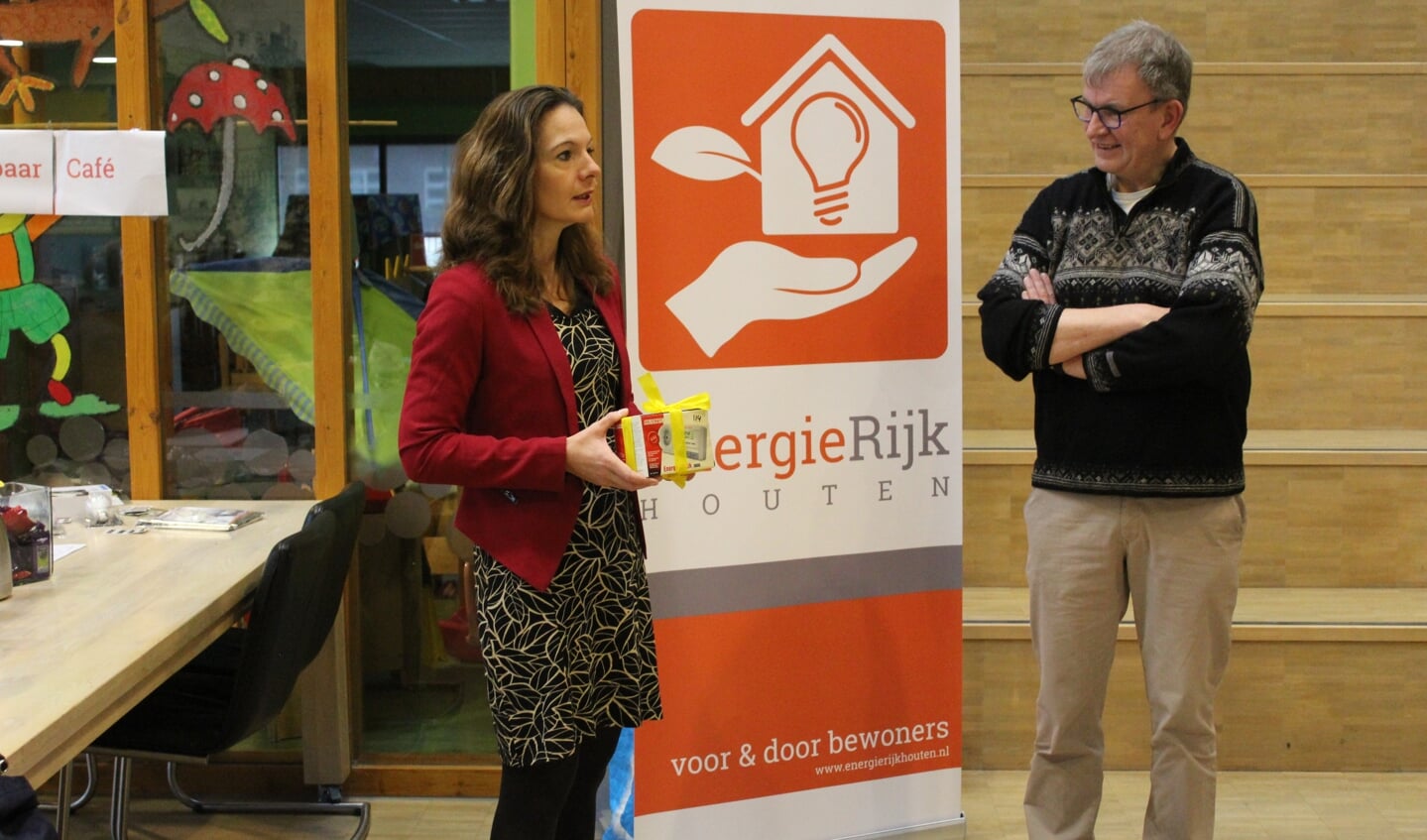 Bij de opening kreeg wethouder Hilde de Groot een 'slim metertje' van adviseur Bart Verhagen