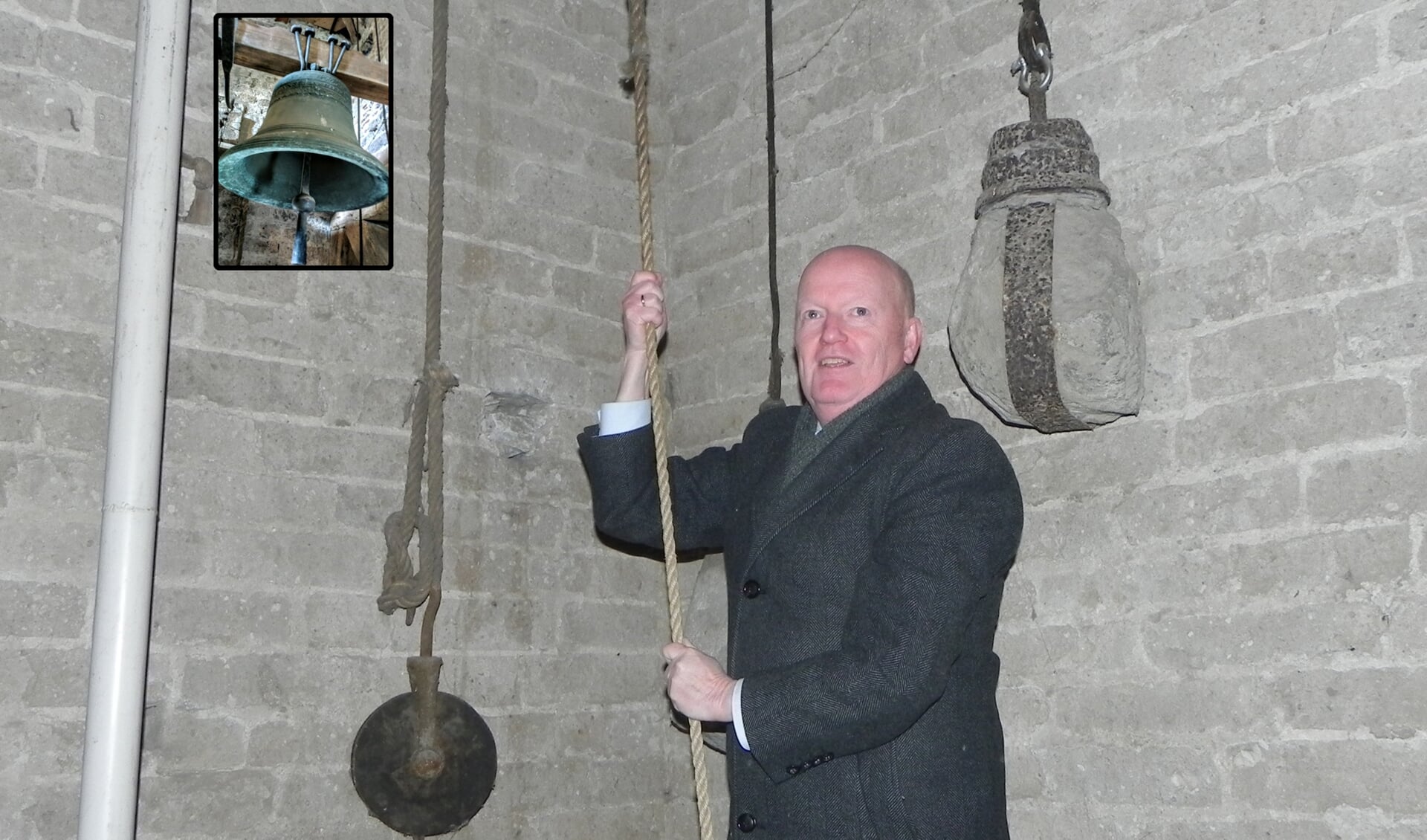Burgemeester van Bennekom laat met krachtige halen aan het touw de antieke kleine klok van de St. Stevenskerk klinken. 