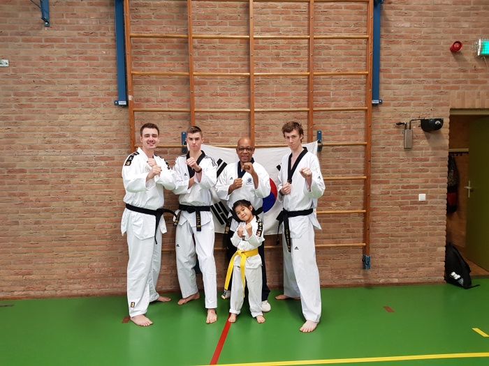 Foto boven : Rick Hensbroek (trainer) , Ties van den Wijngaard (trainer), Elin Marin, Hoofdtrainer Sylvestro van der Kooye en Colin van Brakel (trainer).