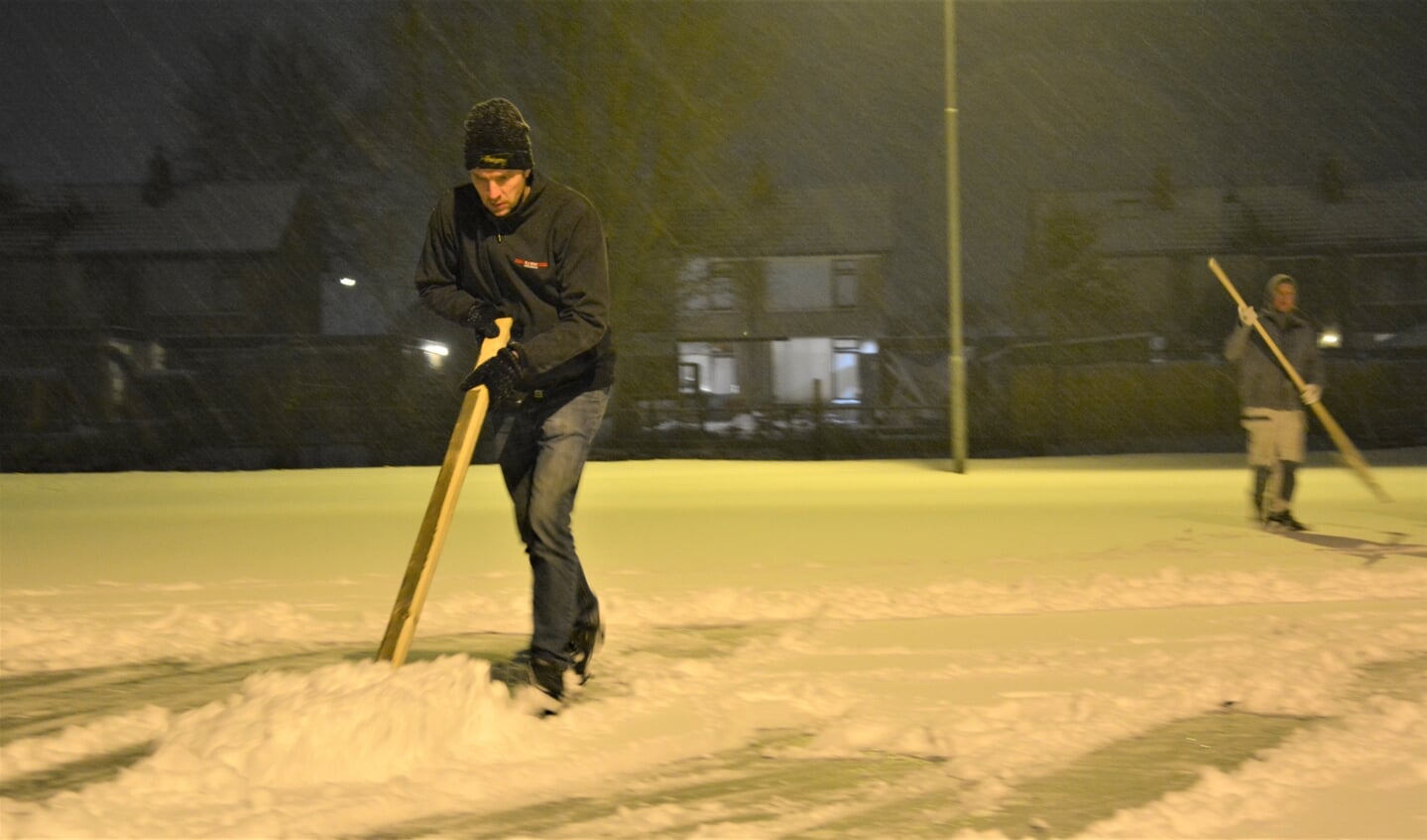 sneeuwruimen op de schaatsbaan aan de Jacob Catsstraat in Barneveld