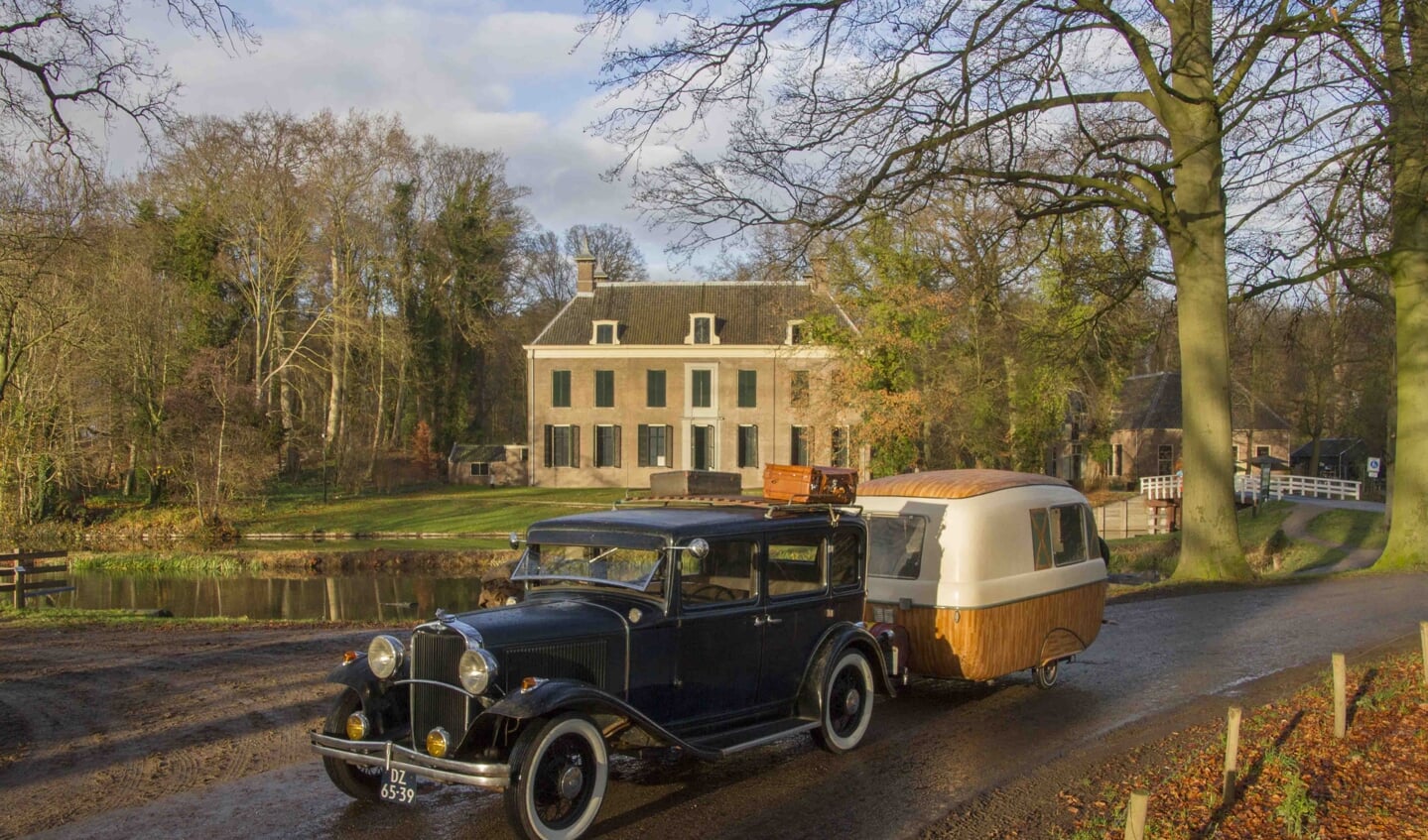 Met zijn oldtimer uit 1931 en een mini-caravan uit 1966 trekt Axel door Europa. 