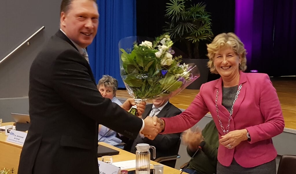 Vertrekkend burgemeester Corry van Rhee krijgt bloemen bij haar afscheid.