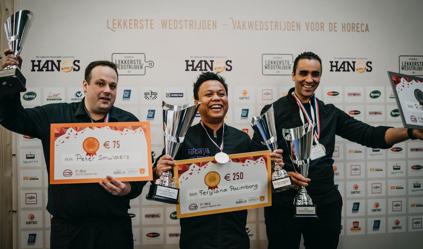 De winnaars van de eerste, tweede en derde prijs van de wedstrijd Het Lekkerste Hamburgermenu.
