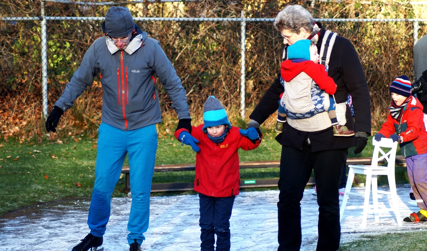 Met enige hulp lukt het iedereen op de schaatsen te staan