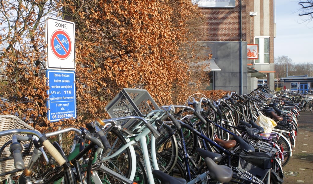 Tegenover station Barneveld Centrum zijn al fietsparkeervakken gerealiseerd.