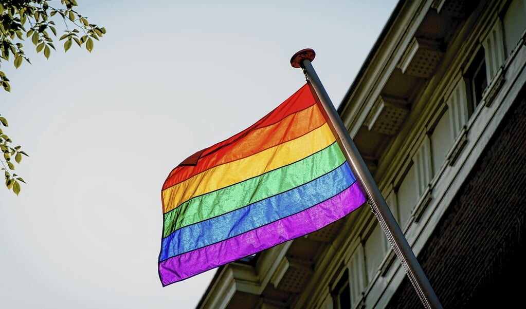 VVD, Pro'98 en Burger Initiatief willen voortaan de regenboogvlag in Barneveld zien, op Coming Out Day.