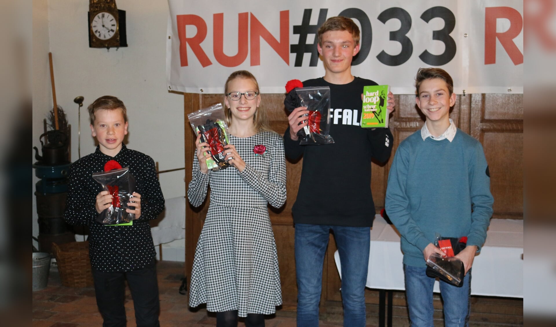 De winnaars bij de junioren: Benjamin Post, Joelle Doorn, Sven Druijff en Jarik van de Mast