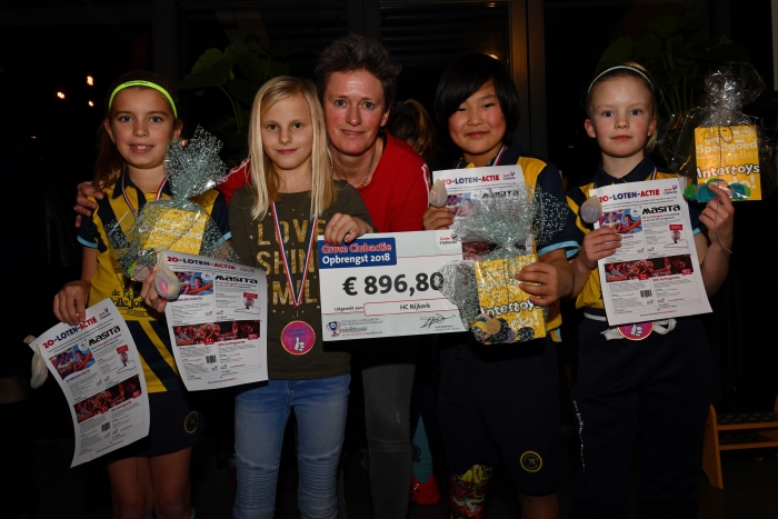 Op de foto staan de vier topverkopers Isa, Lindsey, Xan en Coos!