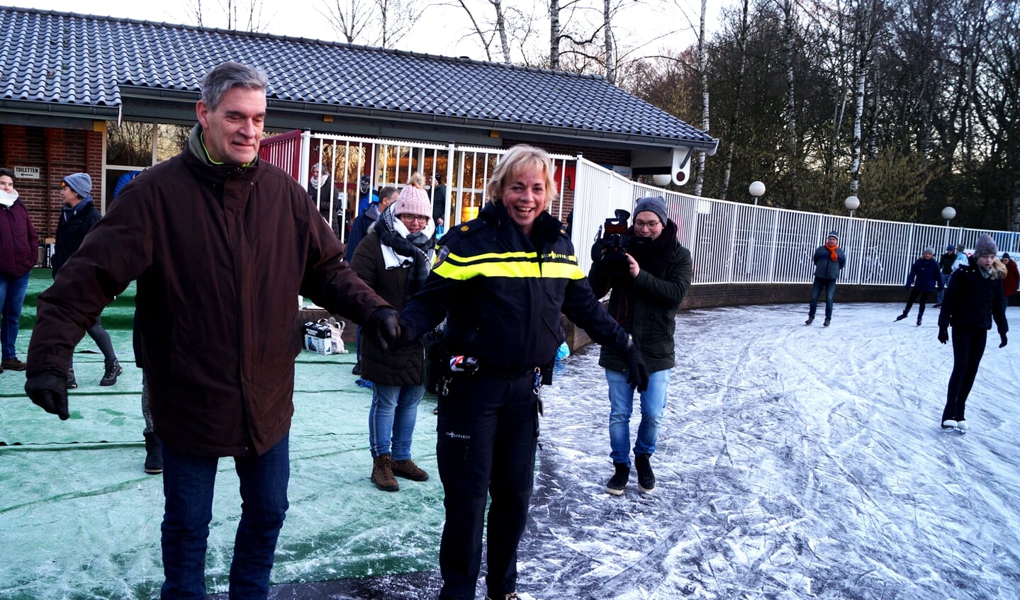 De Doornse wijkagent Tineke Bikker durfde op aandringen de burgemeester Frits Naafs het ijs te betreden